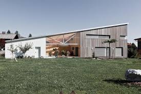 Toit Monopente Pour Maison Contemporaine En 2 Parties Bien Distinctes Malgre La Symbiose Generale Du Batiment Construire Tendance Maison Contemporaine Modele Maison Batiment