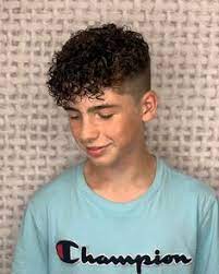 Wie der name schon verrät, verleiht die dauerwelle den haaren dauerhafte wellen oder locken.ganz ähnlich wie bei einer permanenten glättung wird die haarstruktur mit hilfe von chemischen mitteln verändert. Die 10 Besten Ideen Zu Dauerwelle Manner Dauerwelle Manner Dauerwelle Haarschnitt