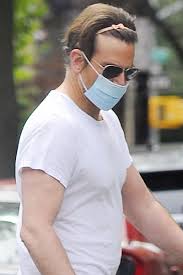 Looks like bradley cooper's trying his hand as a photographer! Bradley Cooper Wears His Daughter S Pink Headband Around Nyc