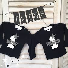 Verjaardag Shirts Tweeling 1 Jaar Met Namen Verjaardag Shirts Stickers Tekstborden Kinderkleding En Babyartikelen Op Livingstickers Nl
