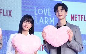 Imagen de couple, kim so hyun, and song kang. Song Kang Akui Hanya Pikirkan Karakter Kim Soo Hyun Saat Syuting Love Alarm Season 2
