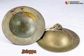 Namun ganda memiliki tubuh yang lebih ramping dan tinggi. 11 Alat Musik Tradisional Sulawesi Selatan Beserta Gambar Dan Keterangannya Silontong