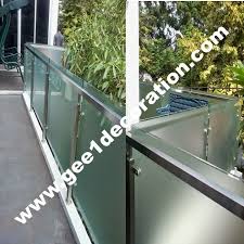 Railing tangga kaca stainless adalah pagar pembatas atau rel mpembatas tangga yang berfungsi sebagai pegangan atau pengaman terhadap sisi luar bagi orang pada saat menaiki dan menuruni anak tangga yang kami jual untuk wilayah tangerang , jakarta , bekasi , cikarang , krawang , bogor. Gee One Decoration Our Product Aluminium Dan Kaca Railing Kaca Minimalis Rumah Rumah Minimalis