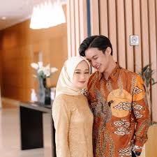 Dinda hauw dan rey mbayang sempat beberapa kali disindir terlalu mengumbar kemesraan. Alis Dinda Hauw Dihujat Rey Mbayang Pasang Badan News Entertainment Fimela Com