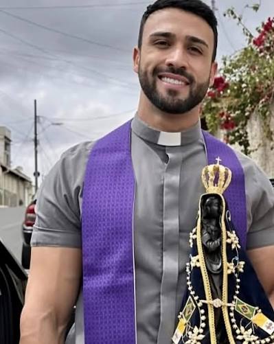 📱 FUROR POR UN SACERDOTE BRASILEÑO: CERRARON LOS COMENTARIOS POR LOS  ELOGIOS ⛪ El padre João Paulo, de 33 años, se convirtió en una sensación en  las redes sociales después de que
