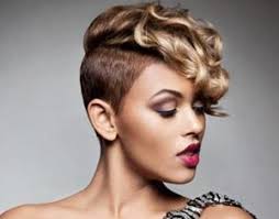 Scopri i tagli di capelli che fanno tendenza, più adatti alla forma del tuo viso, ecco i nostri . Tagli Capelli Ricci Corti Archivi Tagli Capelli Ricci Come Valorizzare I Tuoi Ricci