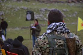 Doch weil es in afrin bislang relativ friedlich zuging, wurden dort auch hunderttausende binnenflüchtlinge aufgenommen, darunter viele arabische syrer. Ypg International Ypg International