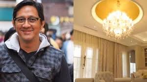 Rumah adat ini, memiliki beberapa bgaian ruangan di dalamnya. Kini Hidup Di Rumah Berplafon Emas 22 Karat Ini Potret Rumah Masa Kecil Andre Taulany Tribun Sumsel