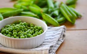 Prima di tutto tritate finemente la cipolla, aggiungetela in una pentola capiente con l'olio e lasciate soffriggere 1 minuto fino a doratura. Come Cucinare I Piselli Freschi Ecco I Consigli Giusti La Cucina Italiana