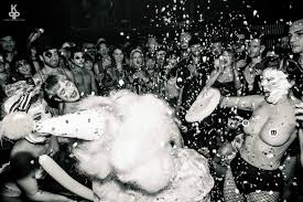 Staytoo berlin bietet der rapide wachsenden studentengemeinschaft in berlin alles, was für den start in eine neue stadt wichtig ist. Kitkat Pornceptual Und Co In Berlin Tanzen Vogeln Sich Frei Machen