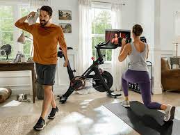 The peloton bike is a substantial piece of equipment, taking up about 4 by 2 feet of floor space and weighing 135 pounds. Peloton Das Peloton Bike Das Einzigartige Live Cardio Full Body Workout