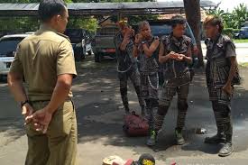 Bagi anda yang berkeinginan menjalani profesi satpol pp dapat berkedudukan di daerah provinsi dan daerah kabupaten/kota pemerintah kota bogor sedang membuka kesempatan berakarir… Satpol Pp Jepara Tangkapi Anak Punk Alasannya Apa