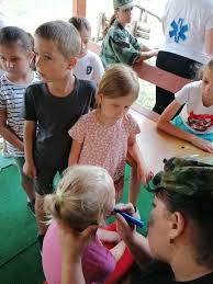 Apríla pre deti rôzne aktivity v rámci dňa zeme, ktorými chceli upozorniť na aktuálnosť problematiky globálnych a ekologických problémov. Zakladna Skola Duklianska 1 Banovce Nad Bebravou