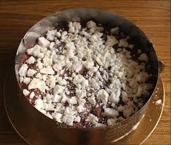 Servite il semifreddo al caffè e meringhe guarnito con le restanti meringhe. Torta Gelato Meringata Con Meringhe Panna E Cacao