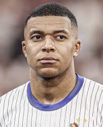 🚨 Kylian Mbappé has told Didier Deschamps that he needs to get back to his  best form before playing for France again. (Source: @elchiringuitotv)