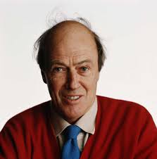 Domnul wonka, proprietarul fabricii de ciocolată, este un personaj descris pe îndelete în textul nostru. Swashvillage Povestea Din Spatele Lui Charlie Èi Fabrica De CiocolatÄ A Lui Roald Dahl