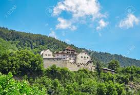 Kostenlose lieferung für viele artikel! Burg Vaduz Die Offizielle Residenz Des Fursten Von Liechtenstein Mit Alpenbergen Im Hintergrund Lizenzfreie Fotos Bilder Und Stock Fotografie Image 83889352