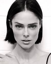 Thinking about chopping my hair again ✂️ do I go short or leave it? 📸  @ukmaracaibo