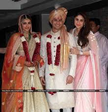 Kodak Moment Saif Kareena Sharmila Celebrate Soha S Wedding Kodak Moment Celebrities Sharmila Tagore
