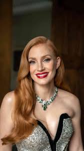 Jessica Chastain Went '50s Screen Siren With Glossy Lids, Arched Brows, and  Red Lips at the 2023 Oscars