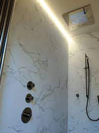 marmer look tegels van atlas concorde en black chrome kranen van hotbath led verlichting in plafond en hoofddouch badkamer badkamer verlichting tegel badkamer