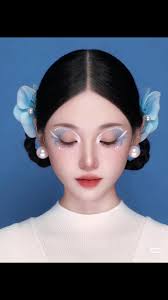 Un immeuble flottant sur l'eau, un train traversant un appartement, et une  station-service sur le toit... Bienvenue à #Chongqing, une ville étonnante  et futuriste du sud-ouest de la #Chine.