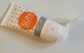 Tabir surya ini memiliki tekstur yang sedikit kental, namun cepat menyerap dan tidak. Review Emina Sun Protection Spf 30 Sunscreen Brand Lokal Yang Tidak Lengket Di Kulit Beauty Journal