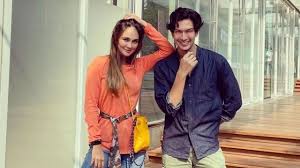 Mendapat pertanyaan itu, luna maya pun menjawabnya dengan menyisipkan video dancenya. Luna Maya Dan Dimas Beck Foto Bareng Warganet Kawal Sampai Nikah