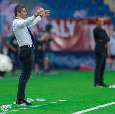 Lucescu, futbola 1977'de babası mircea lucescu'nun corvinul hunedoara takımına transferi ile bu takımın altyapısında futbola başladı. Razvan Lucescu Campion In Arabia Saudita Onlinesport Ro