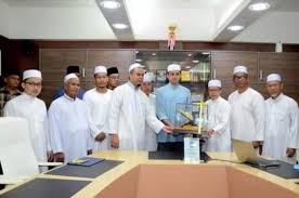 Waktu sholat dan kiblat 2.4.7 free. Pemangku Raja Pahang Kejutkan Jemaah Masjid Temerloh Jaya Solat Subuh Bersama