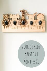 Alle Jassen En Tassen Kun Je Kwijt Aan Deze Houten Kapstok Met Maar Liefst 5 Gietijzeren Haakje Babykamer Decoratie Kinderkamer Ideeen Jongen Kinderkapstokken