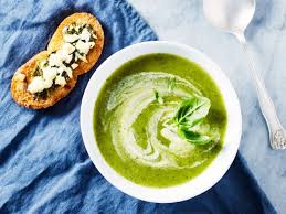 Cette Soupe Elle Est Toute Douce Legere Et Gourmande A La Fois C Est Comme Un Petit Plongeon En E Creme De Courgette Soupe Courgette Courgette Vache Qui Rit