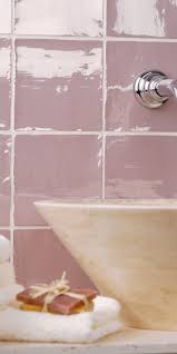 handvorm roze wandtegels roze badkamer roze badkamertegels roze tegels