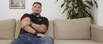 Il s'est fait opérer en 2013 pour une ablation des testicules, mais il est décédé en 2014 à cause de ses problèmes de santé. Micha A Agrandi Son Penis Grace A Des Injections De Silicone Son Organe Pese 4 3 Kg Mais Il Ne Peut Plus Faire L Amour Sudinfo Be