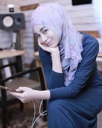 Intan malu dengan keadaan keluarganya, apatah lagi ibunya seorang yang buta disebabkan kemalangan maut. Curicuricinta Hashtag On Twitter