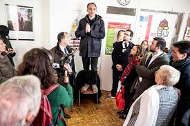 Léa salamé rend son micro pour «éviter tout soupçon de conflit d'intérêt». Europeennes Raphael Glucksmann Preche En Rose Campagne Liberation