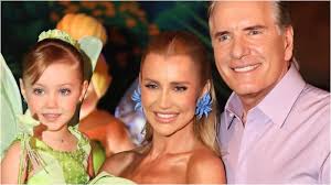 Ana Paula Siebert exibe detalhes da mansão temporária onde está morando com  a família