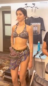The sizzling hot Ananya Pandey rehearsing her belly moves minutes before  her stage performance 🔥, ananyapanday bollywoodbubble