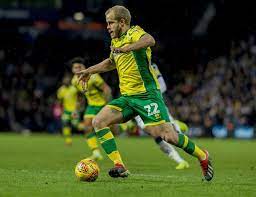 Teemu Pukki Tuimassa Tikissa Maaliporssin Karkeen Ballin Running Sports
