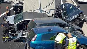 Si scontrano due mezzi pesanti, tre feriti e code chilometriche. Incidente Sulla Firenze Mare Autostrada A11 Chiusa I Percorsi Alternativi