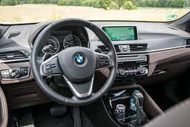 Güçlü şekilde belirlenen silueti, uzun aks aralığı ve kısa aks dışı mesafesi ile dikkat çekiyor. Datei Bmw X1 Xdrive25d F48 Innenraum Jpg Wikipedia
