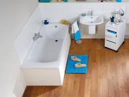 Raum in einem haus oder einer wohnung, in der körperreinigung am waschbecken oder in der badewanne stattfindet; Echtholz Parkett Im Badezimmer Verlegen Selbermachen De