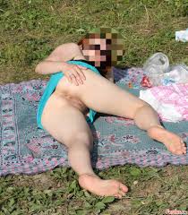 Жена на природе без трусов (присланное) (10 фото)