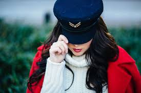 Chaperon Rouge Je Porte Un Long Manteau Rouge Chicago De American Vintage Ainsi Qu Une Robe Pull Et Une Casqu Manteau Rouge Chaperon Rouge Casquette Marin