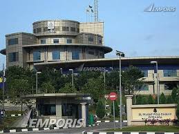 Nampaknya azmi tidak menunggu lama untuk terus 'masuk pejabat' dan mula melakukan 'kunjungan demi kunjungan' ke atas beberapa jabatan di bawah ibu sentiasa serius. Ibu Pejabat Polis Daerah Putrajaya Putrajaya 190359 Emporis
