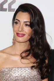 Jul 26, 2021 · von a wie angelina jolie oder amal clooney über h wie heidi klum und helene fischer bis z wie zac efron und zara philips: Fashion Looks Der Style Von Amal Clooney Gala De