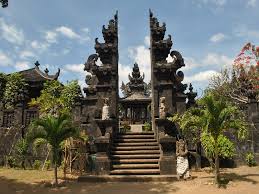 Tak usah mengunjungi setiap daerah untuk melihat semua rumah adat… dilansir dari berbagai sumber, berikut ini 40 gambar rumah adat yang ada di seluruh indonesia. Rumah Adat Gapura Candi Bentar Dari Bali Sering Jalan
