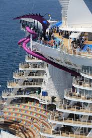 The allure of the seas, launched in 2010, weighs an incredible 225,282 gross registered tons, and carries 5,484 guests at double occupancy. 8 Grunde Fur Eine Kreuzfahrt Mit Der Harmony Of The Seas Kreuzfahrt 4 0 Der Kreuzfahrtblog