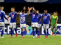 Este grupo de seguidores del club azul llegaron al lugar y ante sus cánticos y demostraciones de cariño al club, los jugadores salieron a la puerta del hotel y david macalister silva se encargó de darles un mensaje. 8fh Ymld0wk Um