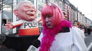 Severnokorejski lider kim džong un navodno je naredio da se jedan muškarac strelja jer je prodavao piratske kopije filmova i muzike, a njegova porodica je bila primorana da gleda pogubljenje. Karnawal W Dusseldorfie Kaczynski Z Orbanem Trzymaja Sierp I Mlot Z Napisem Prawicowe Dyktatury Polsat News